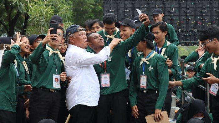Menteri PUPR, Basuki Hadimuljono bersama dengan mahasiswa baru FT UGM di SGLC FT UGM, Kamis (3/8/2023)