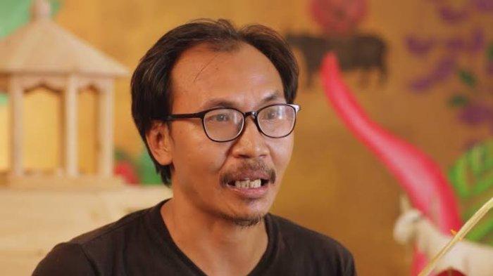 Faisal Kamandobat, salah satu peserta pameran seni rupa kontemporer. Tabon adalah penyair, prosais dan eseis kelahiran Cigaru, Majenang, Cilacap. Karya-karyanya telah dimuat di berbagai media massa, majalah, jurnal, dan antologi bersama.