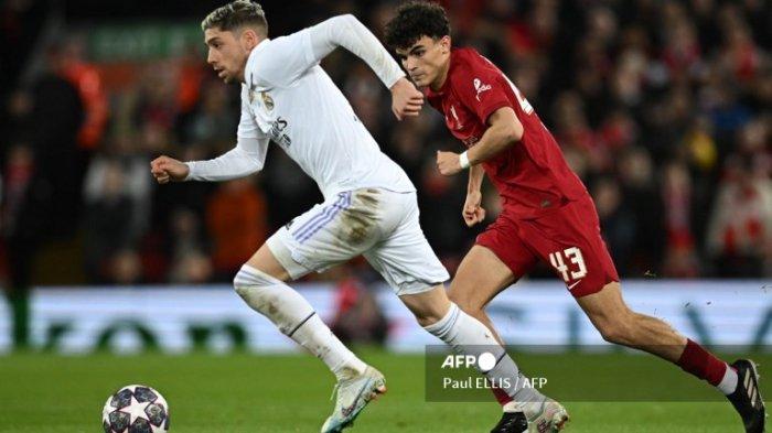 Federico Valverde vs Stefan Bajcetic di leg pertama babak 16 besar Liga Champions antara Liverpool vs Real Madrid di Anfield di Liverpool, barat laut Inggris pada 21 Februari 2023.