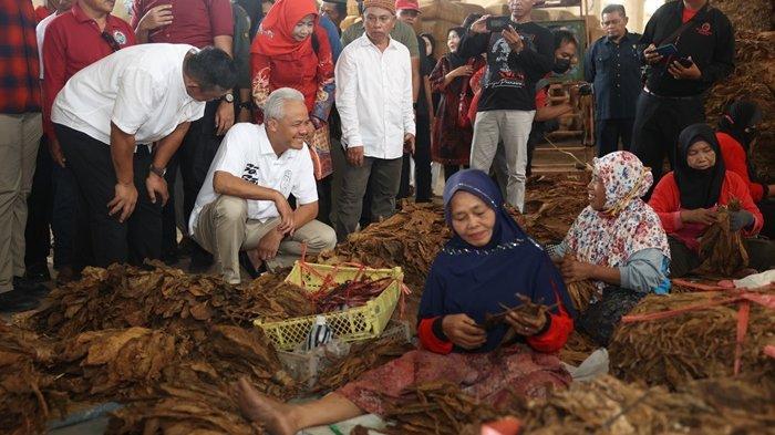 Ganjar Pranowo berdialog dengan petani tembakau di Gudang Tembakau Empatlima, Desa Mireng Kecamatan Trucuk, Klaten, Rabu (27/12/2023)