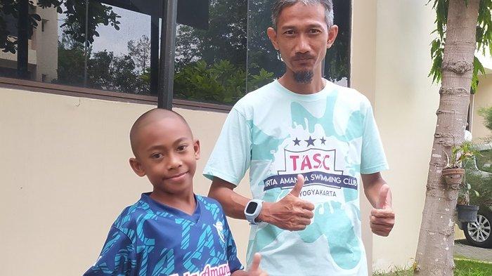 Ghiyats Gajaksahda atau biasa disapa Egi bersama ayahnya, Yanuar Gajaksahda, tersenyum setelah proses mediasi di kantor Dispora Sleman Kamis (30/11/2023). Hasil mediasi ini memutuskan Egi sebagai Juara 2 kembar untuk renang 100 meter gaya bebas di Kejuaraan Pekan Olahraga Pelajar Kabupaten (Popkab) Sleman 2023.