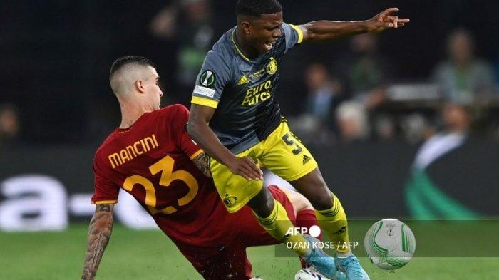 Gianluca Mancini vs Tyrell Malacia di final Liga Eropa antara AS Roma vs Feyenoord di Stadion Air Albania di Tirana pada 25 Mei 2022.