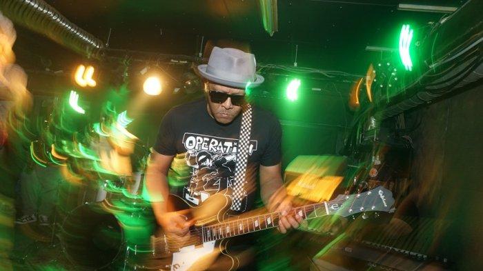 Gitaris Shaggydog Raymondus