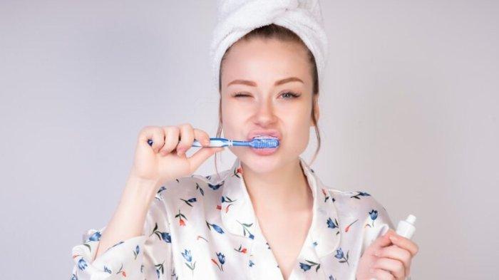 Poking girl while washing her teeth