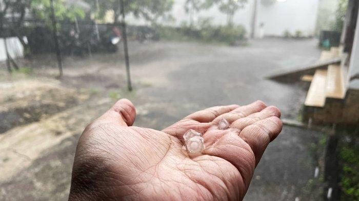 Foto hujan es di Ngaglik, Sleman, DIY, Selasa (11/3/2025) pukul 15:15 WIB.