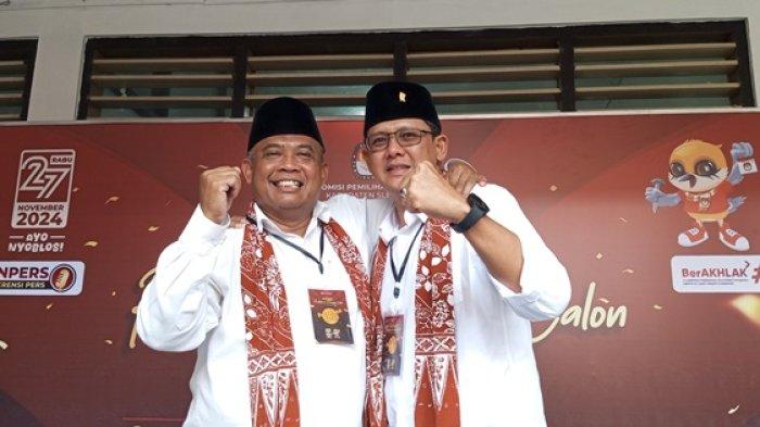 Pasangan bakal calon Bupati dan Wakil Bupati di Pilkada Sleman 2024, Harda Kiswaya - Danang Maharsa, saat mendaftar di KPU Sleman 2024