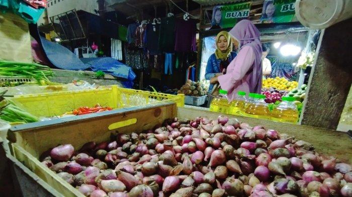 Tumpukan bawang merah di salah satu lapak pedagang Pasar Argosari Wonosari, Gunungkidul. Sejumlah harga bahan pokok dilaporkan naik menjelang Natal dan Tahun Baru (Nataru).