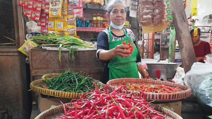 Parinem (66) Penjual Cabai di Los Sayur Pasar Sleman, mengatakan, kini harga beberapa komoditas telah naik, Selasa (6/9/2022).