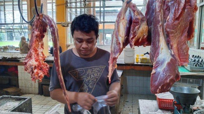 Penjual daging sapi di Pasar Beringharjo, Rian, Rabu (14/09/2022)