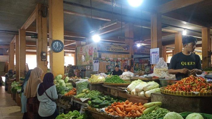 Pedagang sayuran di Pasar Beringharjo, Kota Yogyakarta, saat sedang melayani pembeli, Minggu (02/06/2024).