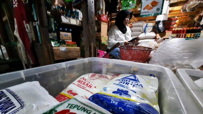 Tepung terigu jenis curah hingga bermerek yang dijual di Pasar Argosari Wonosari, Gunungkidul.