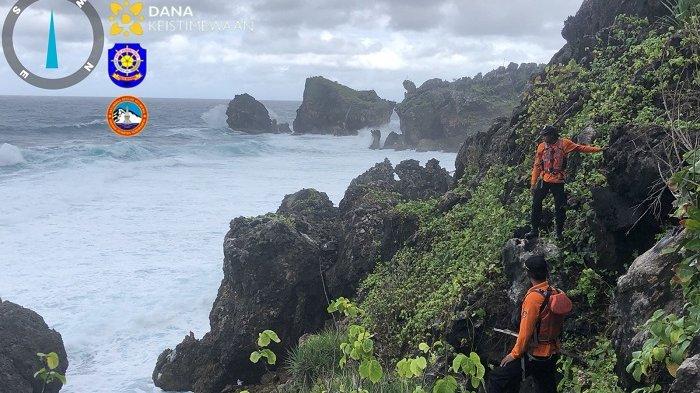 PENCARIAN: Petugas saat menyisir tebing tinggi di lokasi diduga korban menghilang saat mengunjungi Pantai Siung Gunungkidul, pada Selasa (29/7/2025)