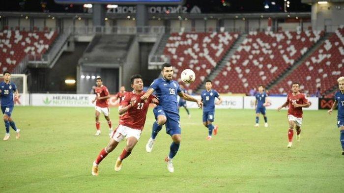 Penyerang timnas Indonesia, Dedik Setiawan, dibayangi pemain Thailand, Kritsada Kaman, dalam pertandingan leg pertama final Piala AFF 2020 di National Stadium Singapore, 29 Desember 2021.