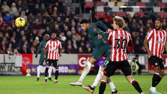Pemain Liverpool, Alex Oxlade-Chamberlain mencetak gol ke gawang Brentford lewat sundulan kepalanya pada lanjutan Liga Inggris 2022/23 di Gtech Community Stadium, Selasa (3/1/2023) dini hari WIB. Dalam pertandingan tersebut, The Reds kalah telak 3-1.