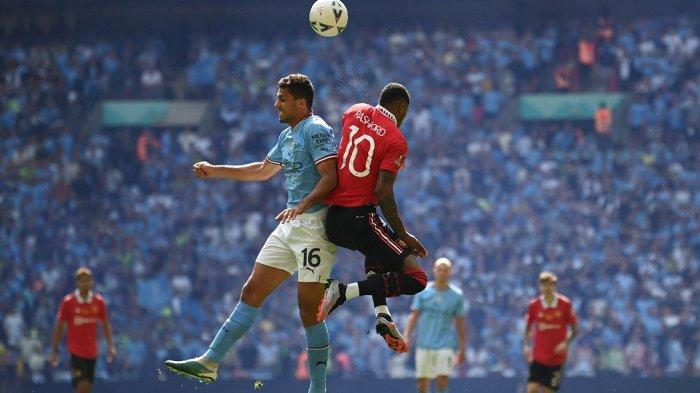 Gelandang Manchester City Rodri bersaing berebut bola dengan striker Manchester United Marcus Rashford pada pertandingan sepak bola final Piala FA Inggris antara Manchester City dan Manchester United di stadion Wembley, London, Sabtu 3 Juni 2023.