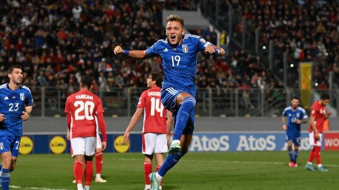 Selebrasi pemain timnas Italia Matteo Pessina usai mencetak gol ke gawang Malta pada pertandingan kedua Grup C Kualifikasi Euro 2024 di Ta'Qali National Stadium, Senin (27/3/2023) dini hari WIB.
