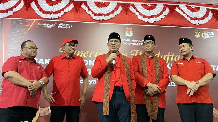 Hasto Wardoyo (tengah) saat menghadiri jumpa pers selepas pendaftaran Calon Wali Kota dan Wakil Wali Kota, di Kantor KPU Kota Yogya, Kamis (29/8/24).