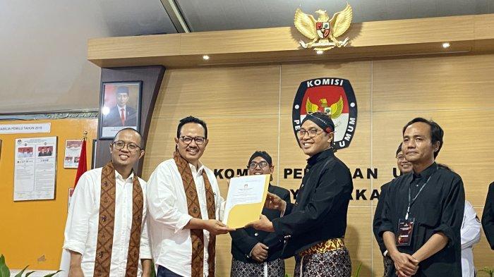 Heroe-Supena menerima berita acara pemeriksaan berkas dan adminisrasi pendaftaran dari KPU Kota Yogya, Kamis (29/8/24).