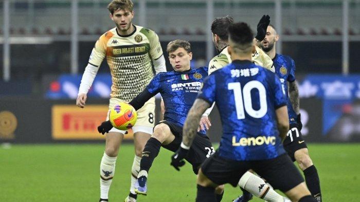 Gelandang Inter Milan Nicolo Barella (tengah) berebut bola pada pertandingan sepak bola Serie A Italia antara Inter Milan dan Venezia di stadion Giuseppe-Meazza (San Siro) pada 23 Januari 2022