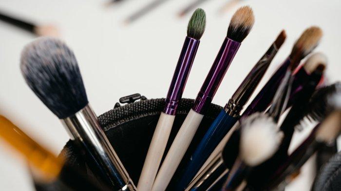 Ilustrasi brush makeup