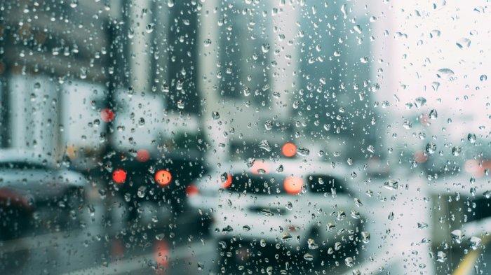 Ilustrasi foto hujan deras, hujan lebat, hujan di jalan