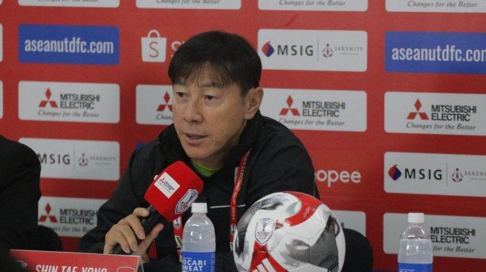 Pelatih Timnas Indonesia, Shin Tae-yong saat memberikan keterangan pers jelang laga Indonesia vs Laos di Stadion Manahan, Solo, Jawa Tengah, Rabu (11/12/2024) sore.