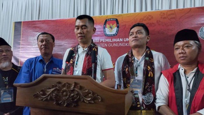 Bupati Gunungkidul Sunaryanta dan Mahmud Ardi (baju putih) didampingi partai pendukung dan koalisi menyampaikan visi misi Pilkada 2024, Kamis (29/8/2024).