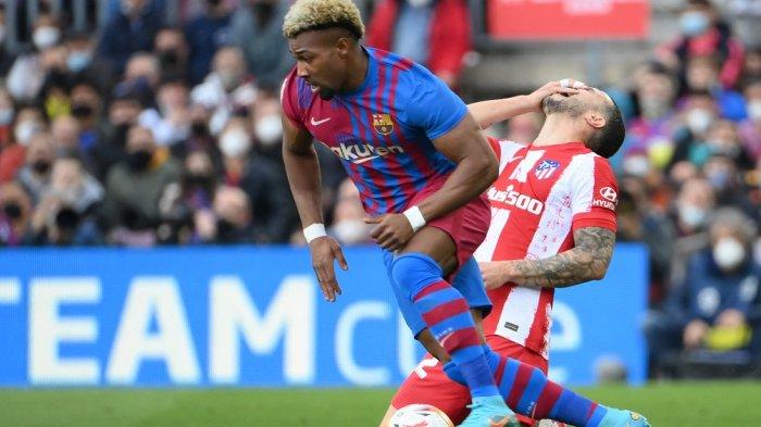 Adama Traore (kiri) bersaing dengan bek Atletico Madrid Spanyol Mario Hermoso pada pertandingan sepak bola liga Spanyol antara FC Barcelona dan Club Atletico de Madrid di stadion Camp Nou di Barcelona pada 6 Februari 2022.