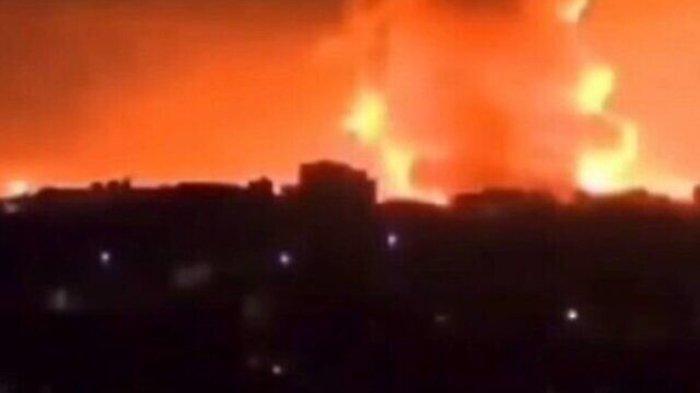 Api yang terekam di langit Teheran, Iran yang muncul setelah terdengar ledakan pada Sabtu (26/10/2024) dini hari.