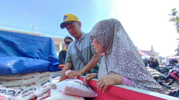 Salah satu warga saat hendak membeli beras premium di Operasi Pasar Murah yang berlangsung di Pasar Wates, Kulon Progo, Kamis (29/02/2024).
