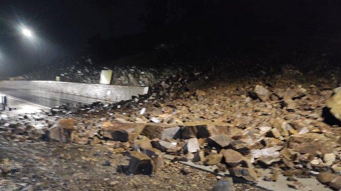 LONGSOR - Penampakan material longsor yang menutupi hampir seluruh badan jalan di Jalan baru tanjakan Clongop, Kapanewon Gedangsari, Gunungkidul, Senin (17/3/2025)