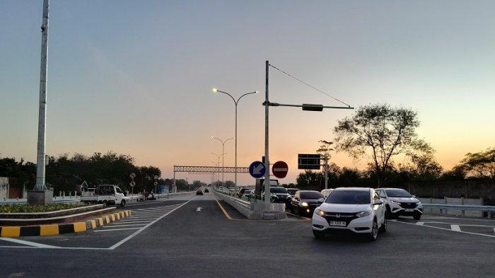 Suasana arus lalu lintas exit Tol Ngawen dan Jalan Jatinom di Desa Kwaren, Kecamatan Ngawen, Kabupaten Klaten, Jawa Tengah, Jumat (20/9/2024) petang.