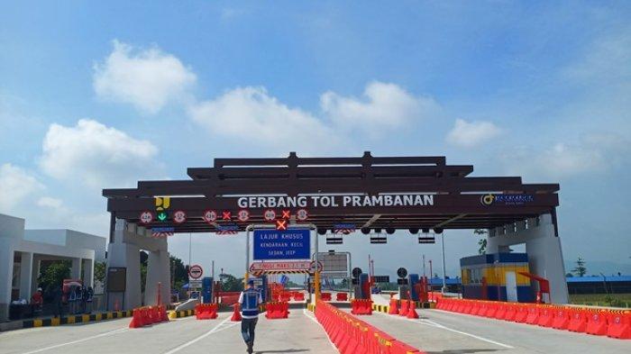 GERBANG TOL: Seorang petugas sedang berjalan di Gerbang Tol Prambanan