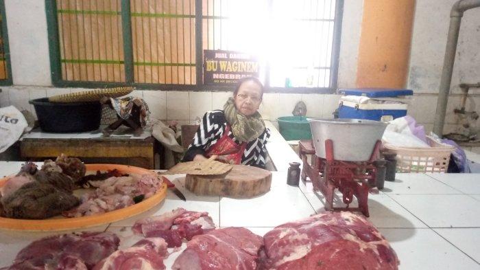 Pedagang sapi di Pasar Wonosari Gunungkidul saat menjajakan dagangannya, Minggu (31/3/2024).