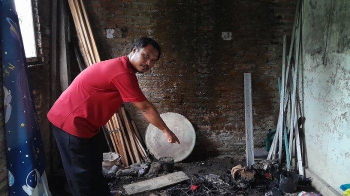 Jumiyanto (42), menunjukkan jemurannya yang sudah jadi abu akibat dibakar orang misterius, Senin (10/2/2025).