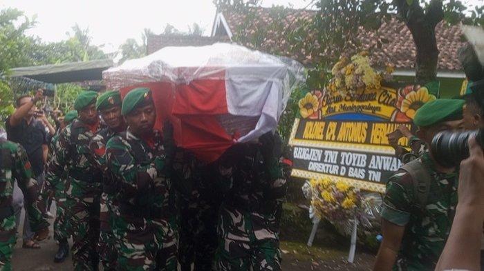 KORBAN LEDAKAN AMUNISI - Jenazah Kolonel Antonius Hermawan tiba di rumah duka di Kaliwanglu, Kelurahan Harjobinangun, Pakem, Kabupaten Sleman, Selasa (13/5/2025). Jenazah di dalam peti yang berbalut kain merah putih digotong pada Tentara untuk disemayamkan di rumah duka sebelum akhirnya dimakamkan.
