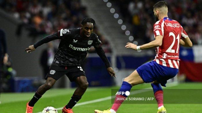 Jeremie Frimpong vs Yannick Ferreira-Carrasco di Liga Champions antara Atletico Madrid vs Bayer Leverkusen di stadion Wanda Metropolitano di Madrid pada 26 Oktober , 2022.