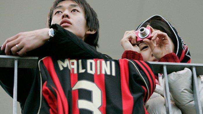 Penggemar Jepang menyaksikan para pemain klub sepak bola Italia AC Milan berlatih saat mereka menampilkan jersey bek Paolo Maldini di Yokohama, 14 Desember 2007.