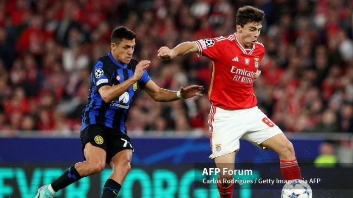 Joao Neves vs Alexis Sanchez di Liga Champions antara Benfica Inter Milan di Estadio do Sport Lisboa e Benfica pada 29 November 2023 di Lisboa, Portugal.