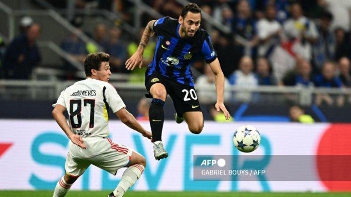 Joao Neves vs Hakan Calhanoglu di Liga Champions Inter Milan vs Benfica di stadion San Siro di Milan pada 3 Oktober 2023.