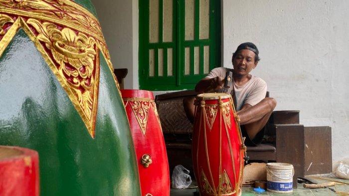 Joko Kendang sedang membuat kendang di tempat usahanya di Padukuhan Daleman, Kalurahan Gilangharjo, Kapanewon Pandak, Kabupaten Bantul, Daerah Istimewa Yogyakarta, Kamis (14/9/2023).
