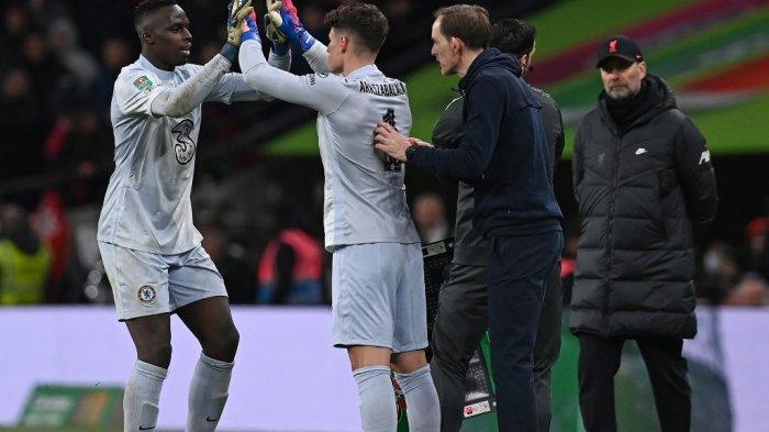 Jurgen Klopp menyaksikan Thomas Tuchel menggantikan Edouard Mendy dengan Kepa Arrizabalaga di menit terakhir perpanjangan waktu selama final Piala Liga Inggris pertandingan sepak bola antara Chelsea dan Liverpool di Stadion Wembley, London barat laut pada 27 Februari 2022.