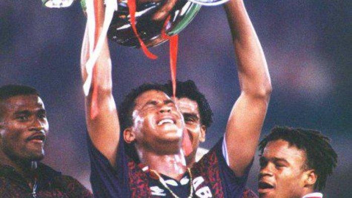 Patrick Kluivert Angkat Trofi