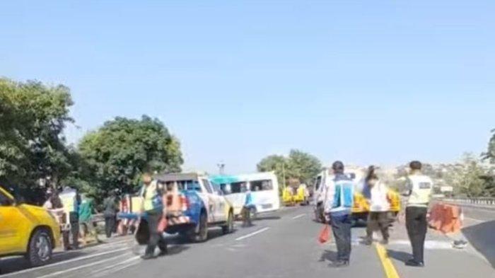 Kecelakaan lalu lintas terjadi di jalan Tol Jatingaleh Semarang, Senin (2/10/2023).