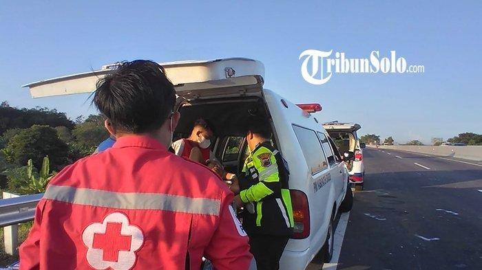 Relawan PMI membantu proses evakuasi korban kecelakaan di Jalan Tol Solo-Ngawi KM 518 B, Kecamatan Masaran, Kabupaten Sragen, Selasa (27/6/2023).