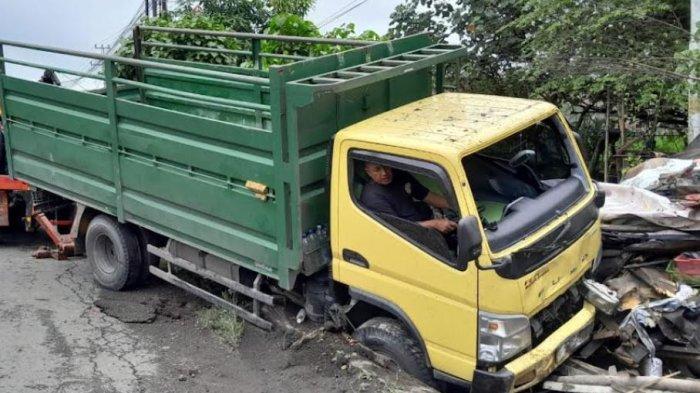 TABRAK ANGKRINGAN: Sebuah truk tanpa muatan mengalami kecelakaan tunggal dan menabrak angkringan semi permanen di Jalan Bypas Lingkar Selatan Klaten, Desa Karanganom, Kecamatan Klaten Utara, Kabupaten Klaten, Jawa Tengah, Senin (26/5/2025).