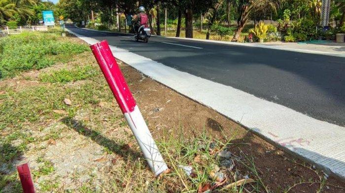 Patok penanda jalur Tol Yogya-YIA di wilayah Kalurahan Temon Wetan, Kapanewon Temon, Kulon Progo, Daerah Istimewa Yogyakarta