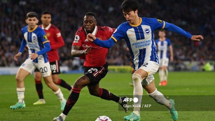 Kaoru Mitoma vs Aaron Wan-Bissaka di Liga Inggris antara Brighton vs Manchester United di Stadion Komunitas American Express di Brighton, Inggris selatan pada 4 Mei , 2023.