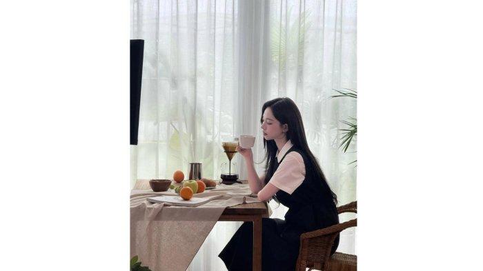 Karina aespa dengan OOTD dress hitam dan inner putih