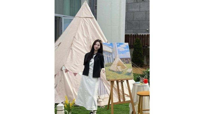 Karina aespa dengan OOTD kemeja crop/jaket dan rok lurus